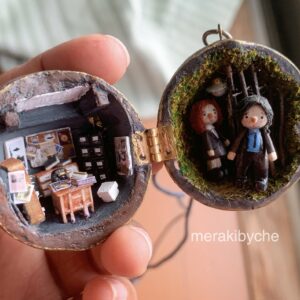 The x files Miniature walnut diorama - Miniature the X files with tiny wooden figures of Mulder and scully